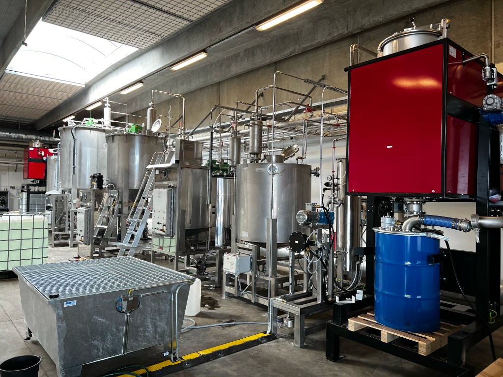 Serbatoi di raccolta solventi Tattika installati in reparto