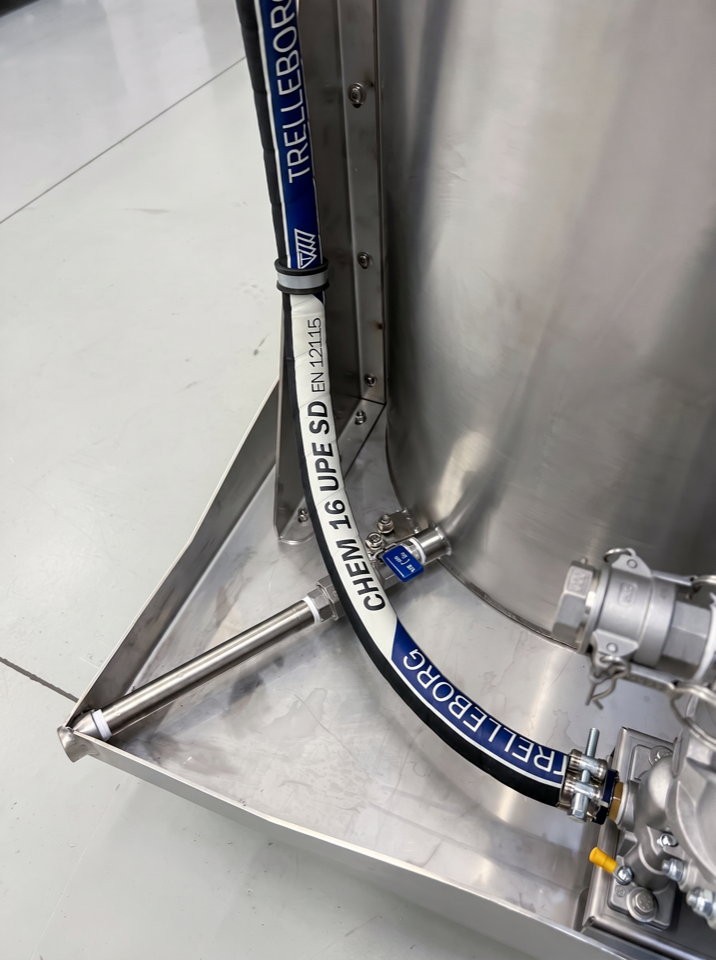 Tubi anti solvente Trelleborg CHEM 16 UPE SD EN 12115 per distillatori